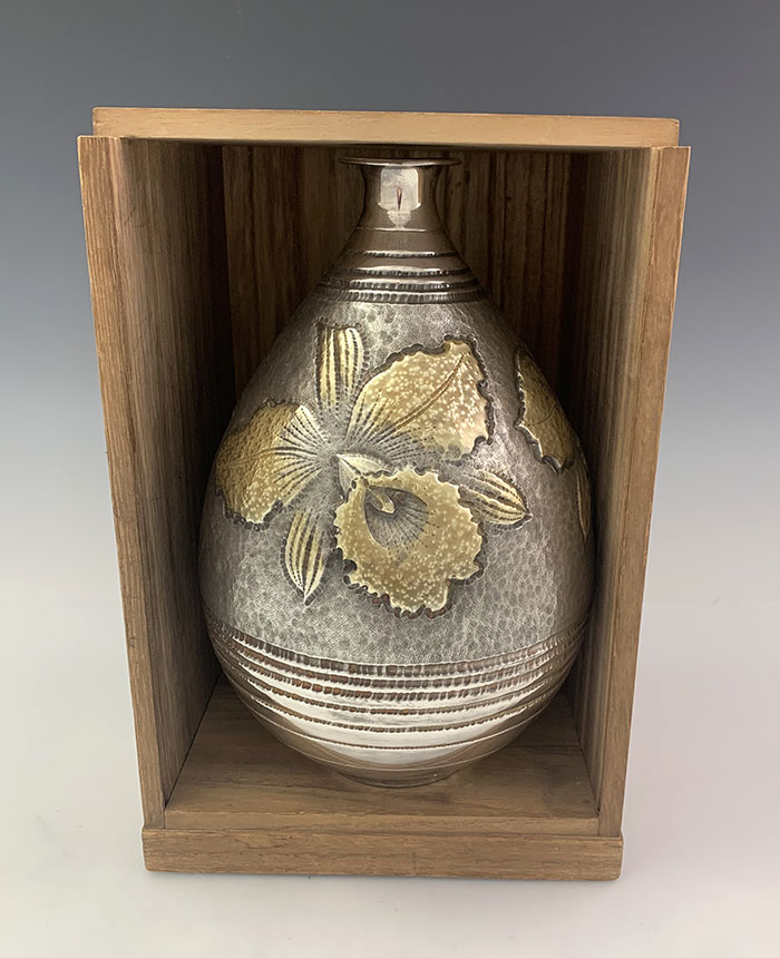 Japanese silver vase in box by Tsuchiya Kyohei